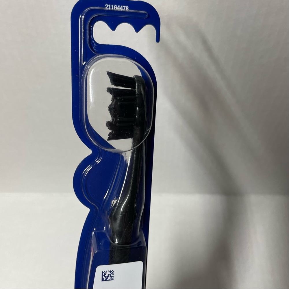 ♦️$3♦️ Oral-B advanced whitening charcoal toothbrush - Soft (black) - Picture 3 of 4